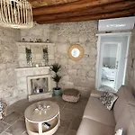 Little Stone House Apartman