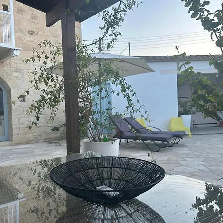 Little Stone House شقة