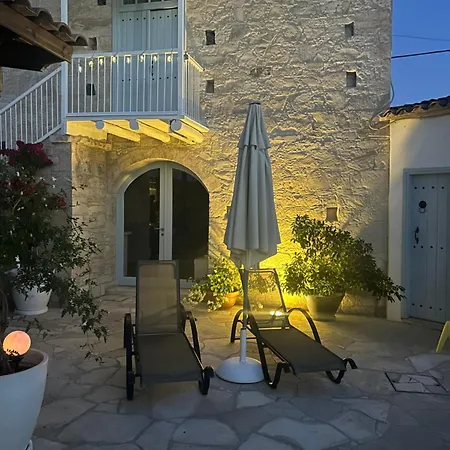 Little Stone House شقة *