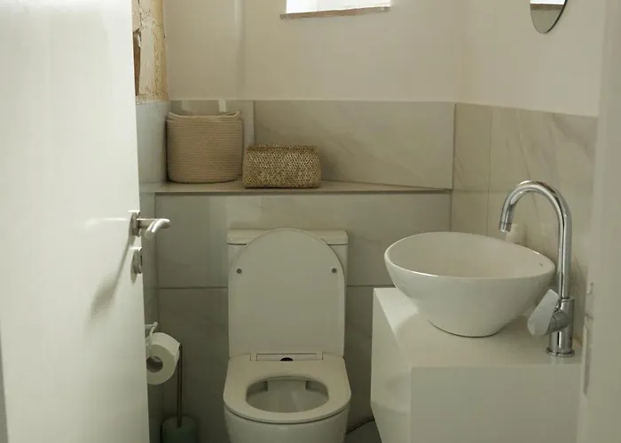 Little Stone House * Lymbia